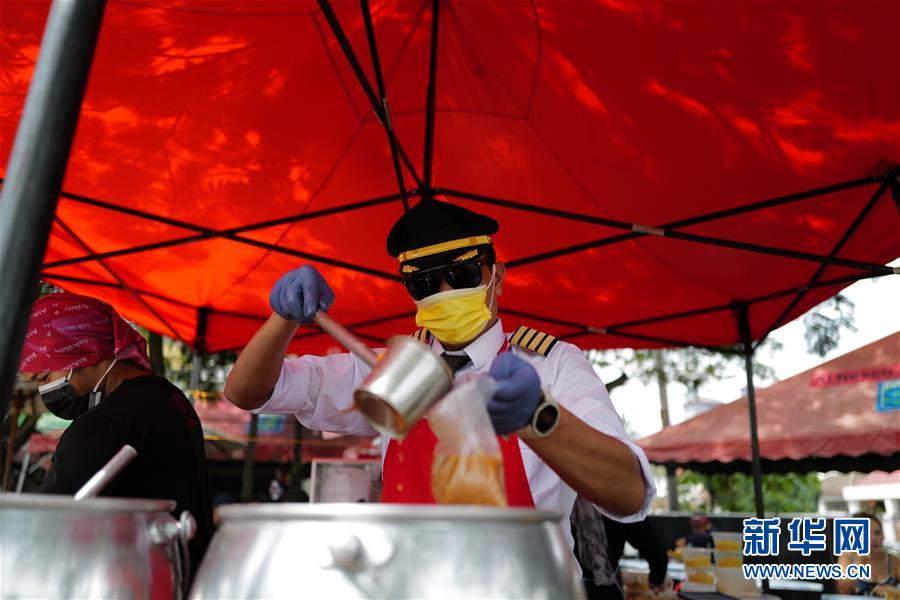 （國際&middot;圖文互動(dòng)）（6）通訊：前方總有機(jī)遇&mdash;&mdash;記馬來西亞一位飛行員疫情下擺攤再就業(yè)